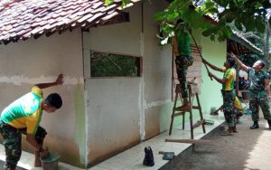 Rangkaian HUT Ke-61 Kostrad, Resimen Armed 1/SY/1 Renovasi Rumah Milik Mak Inoh