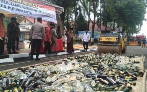 Jelang Ramadan, Polres Purwakarta Bersama TNI Musnahan Ribuan Botol Miras