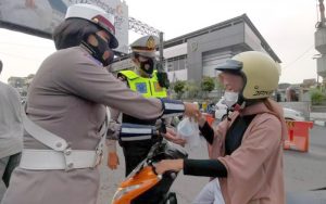 Satlantas Polres Purwakarta Bagikan Takjil Kepada Masyarakat yang Berpuasa Ramadan