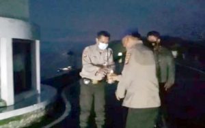 Satpolair Polres Purwakarta Bagikan Takjil Kepada Masyarakat Pesisir Waduk Jatiluhur