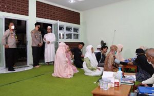 Kejar Target, Polres Purwakarta Gelar Vaksinasi Covid-19 di Masjid Usai Shalat Tarawih