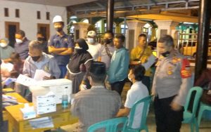 Polsek Jatiluhur Purwakarta Gelar Vaksinasi Covid-19 di Masjid Usai Shalat Tarawih