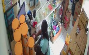 Seorang Wanita Terekam Kamera CCTV Mencuri Uang di Toko Perlengkapan Bayi