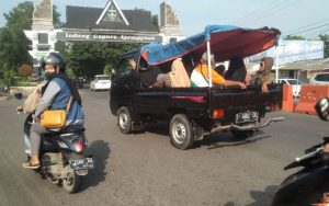 Larangan Berwisata Gunakan Mobil Bak Terbuka (Pickup) Karena Bahaya Bagi Penumpang