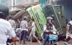 Kecelakaan Truk Terguling Menimpa Satu Motor Milik Warga di Jalan Pramuka Jatiluhur