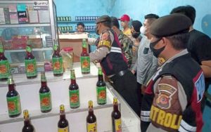 Ratusan Botol Miras Berhasil Disita Dalam Razia Sejumlah Warung di Kecamatan Bungursari