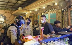 Puluhan Botol Miras Diamankan Polisi Dari Sebuah Kafe di Pusat Kota Purwakarta