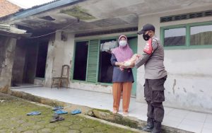 Polsek Darangdan Gelar Baksos Dengan Menyalurkan Sembako Kepada Kaum Lansia