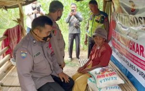 Kapolsek Jatiluhur Blusukan ke Perkampungan Berikan Sembako Untuk Warga Tidak Mampu