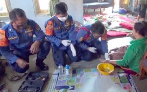 Petugas DPKP Purwakarta Bantu Pelepasan Cincin Warga di Desa Margasari Pasawahan