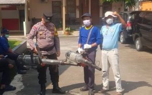 Antisipasi Wabah DBD, Babinkamtibmas Sindangkasih Bantu Petugas Lakukan Fogging