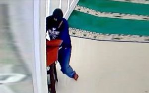 Seorang Pencuri Tertangkap CCTV Bobol Kotak Amal Masjid As Syifa di Gang Tupai 1 Nagri Kidul