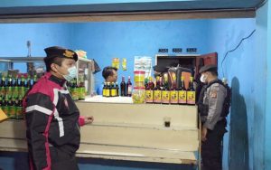 Gelar Patroli Rutin, Polres Purwakarta Sita Ratusan Botol Miras Tanpa Izin Penjualan
