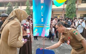 Ambu Anne Resmi Buka MPLS Serentak Tahun Ajaran 2022/2023 di SMPN 3 Purwakarta