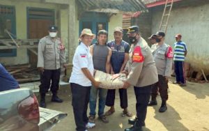 Polsek Bojong Bedah Rumah Bah Odih Warga Kampung Cigoel Jadi Layak Huni Kembali