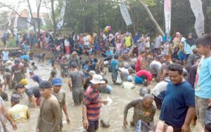 Gubyag Balong di Desa Margasari Pasawahan Dalam Rangka Hari Jadi Purwakarta Ke-191