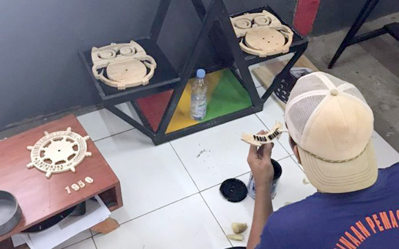 Warga Binaan Lapas Purwakarta Dapat Pelatihan Kerajinan Barang Dari Limbah Kayu