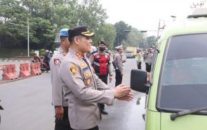 Polres Purwakarta Bagikan Bantuan Sembako Untuk Sopir Angkot dan Tukang Ojek