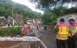 Jembatan Cianting Sukatani Longsor, Kendaraan Hanya Bisa Lewati Setengah Badan