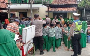 Antisipasi Keracunan Chiki Ngebul, Polisi di Purwakarta Turun Langsung ke Sekolah