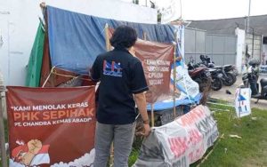 Korban PHK Sepihak, Sejumlah Buruh di Purwakarta Dirikan Tenda Menuntut Hak