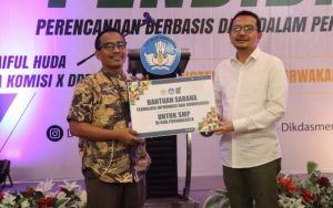 Kunjungi Purwakarta, Syaiful Huda Serahkan Bantuan TIK Untuk Sejumlah Sekolah