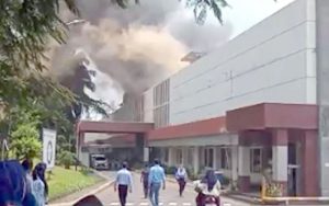 Kebakaran Pabrik Tekstil di Jatiluhur, Karyawan Panik Berhamburan Menyelamatkan Diri