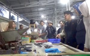 Kementan Didampingi Anne Ratna Mustika Sidak Pasar Leuwipanjang di Purwakarta
