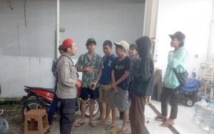 Cegah Kriminalitas, Polisi Purwakarta Bubarkan Remaja yang Nongkrong Jelang Sahur