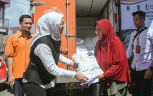 Bekal Lebaran, Bupati Purwakarta Salurkan Bantuan Pangan Pemerintah Kepada Warga