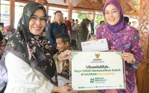 Anne Ratna Mustika Bersama Para Pimpinan Purwakarta Salurkan Zakat Lewat Baznas