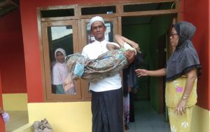 Salut, Warga Kampung Cisarua Bantu Renovasi Rumah Mak Reken yang Tak Layak Huni