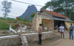 Pergerakan Tanah di Kampung Cibodas Sukatani, Rumah Rusak dan Akses Jalan Terganggu