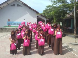 Gudep SDN 4 Nagri Kidul Bagikan Rantang Cinta Pramuka