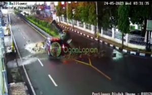 Sebuah Mobil Tabrak Patung Kendi di Purwakarta, Beruntung Tidak Ada Korban Jiwa