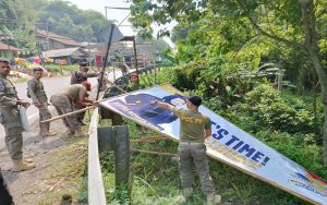 Langgar Aturan Ketertiban Umum, Satpol PP Purwakarta Turunkan Ratusan APK Parpol