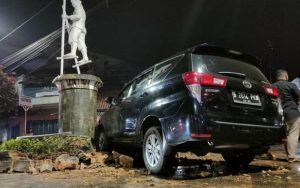 Pukul 22:30 Malam, Sebuah Mobil Toyota Innova Tabrak Patung Egrang di Purwakarta