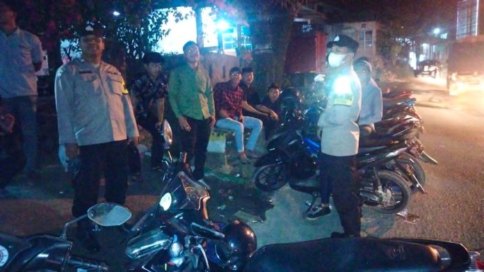 Patroli Polsek Jatiluhur Polres Purwakarta, Bubarkan Remaja yang Masih Berkumpul untuk memelihara kamtibmas agar tetap kondusif yang berada di wilayah hukum Polsek Jatiluhur dengan melakukan patroli.