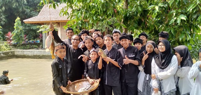 Kadisdik Panen Ikan Bersama Siswa Di Sekolah Ekologi Sekolah-sekolah di Kabupaten Purwakarta selalu membuat inovasi atau pembelajaran yang menyenangkan sehingga membuat siswa nyaman.