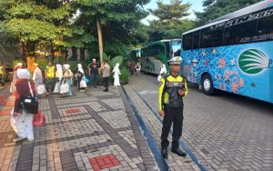 Kepulangan Jemaah Haji Kabupaten Purwakarta Dikawal Ketat Personel Kepolisian
