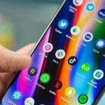 Ilustrasi Memilih Aplikasi Translate Bahasa Pakai Ponsel