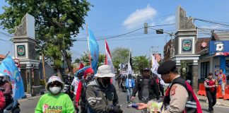 Polres Purwakarta, Polda Jawa Barat membagikan makanan serta minuman terhadap para peserta longmarch dengan sikap humanis.