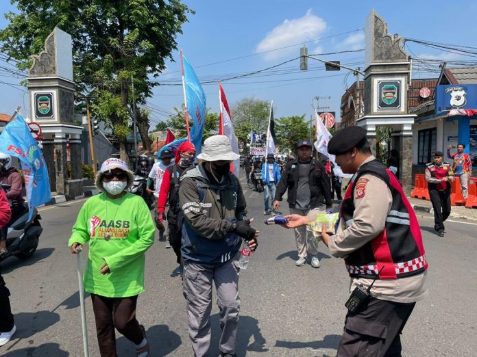Polres Purwakarta, Polda Jawa Barat membagikan makanan serta minuman terhadap para peserta longmarch dengan sikap humanis.