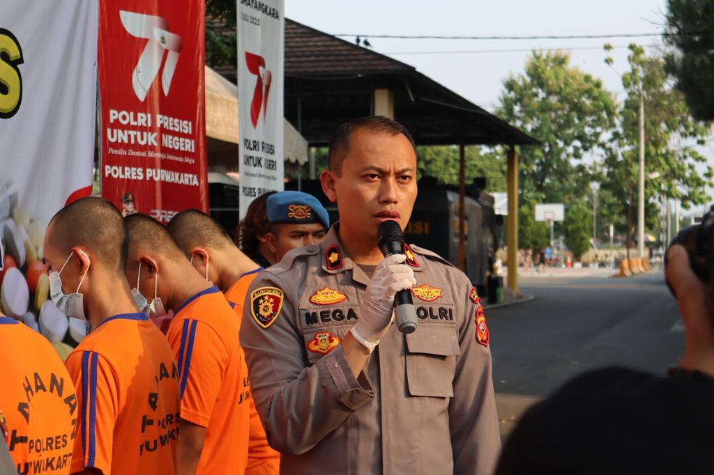 Dari ketiga kasus tersebut, Satres Narkoba Polres Purwakarta berhasil meringkus empat tersangka di tiga lokasi yang berbeda,