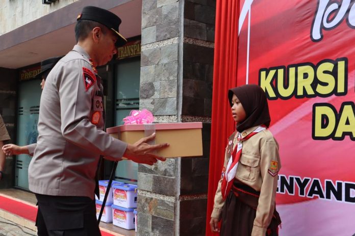 Naila Muazara Ulfah, siswi Kelas 5 SDN Nagri Kaler, Kabupaten Purwakarta mendapat penghargaan dari Kapolda Jabar,