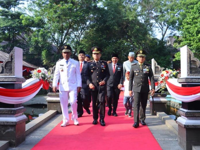AKBP Edwar Zulkarnain menghadiri Upacara Peringatan Hari Ulang Tahun Kemerdekaan Republik Indonesia Ke-78 dengan tema “Terus Melaju Untuk Indonesia Maju”
