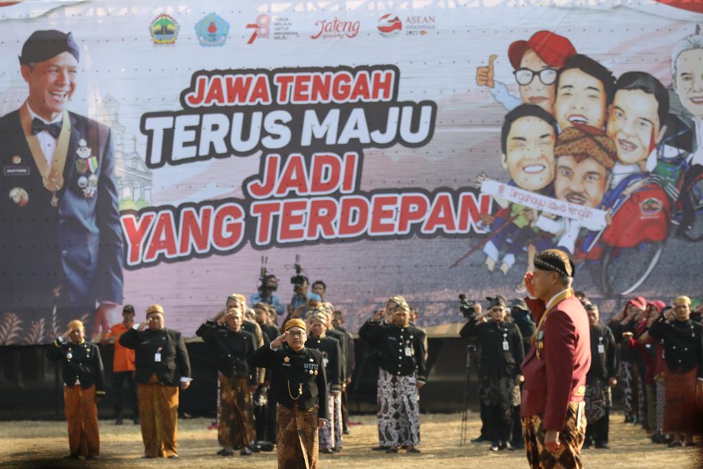 Suasana penuh haru tersaji dalam upacara peringatan HUT ke-78 Provinsi Jawa Tengah yang digelar di alun-alun Brebes
