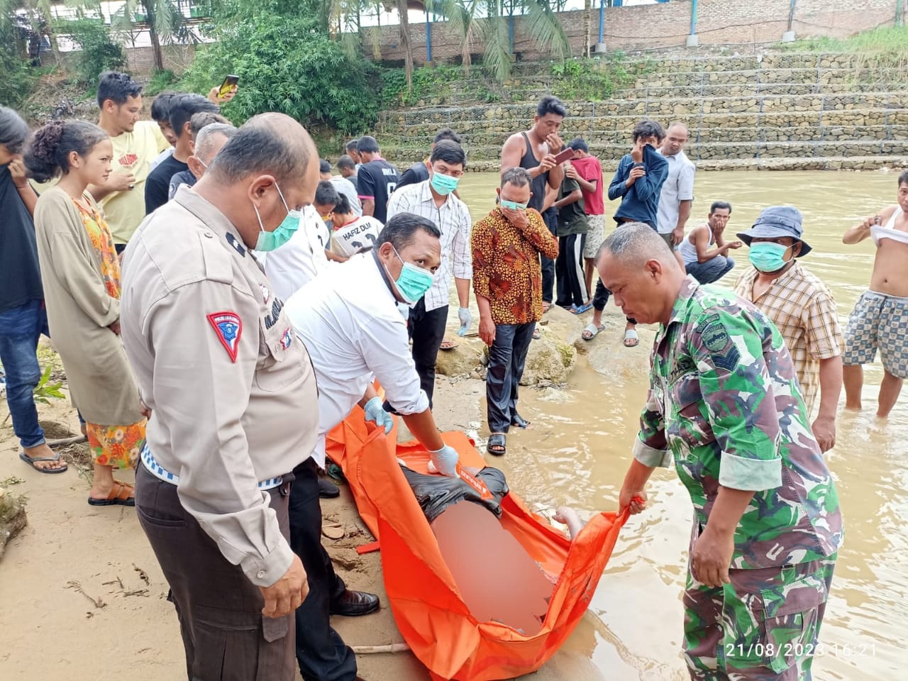penemuan mayat seorang laki-laki tanpa identitas diri (MR X), yang telungkup mengapung di sungai janji