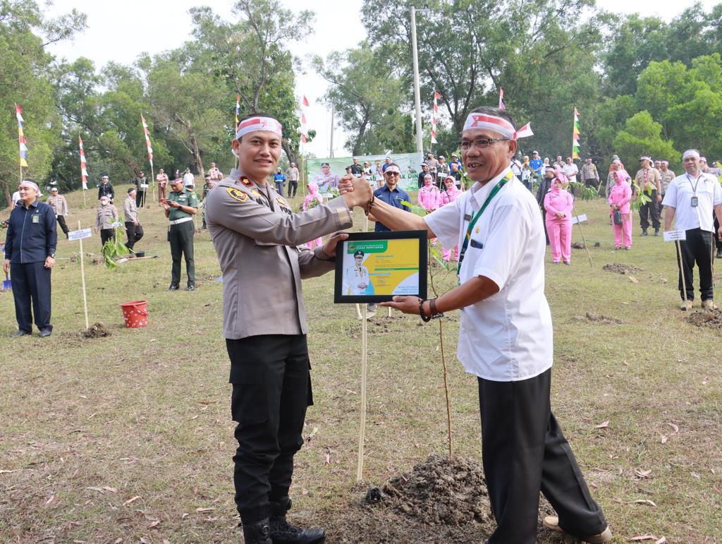 kegiatan penanaman pohon tersebut dalam rangka berkontribusi untuk mencegah perubahan iklim agar lingkungan lebih baik lagi dan lebih hijau.
