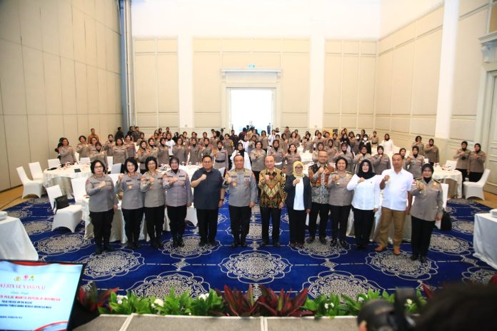 Jajaran polwan bekerja keras tanpa lelah dan takut mengawal serta menghadapi tantangan. Jajaran polwan bekerja keras tanpa lelah dan takut mengawal serta menghadapi tantangan.